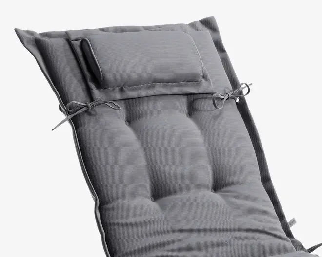 Tykt, polstret hynde i mørkegråt stof med en diskret tekstur. Har en aftagelig hovedpude, der fastgøres med stofsnore, samt ekstra snore i siderne til fastgørelse på møbler. Hynden har syede sektioner for øget komfort og støtte.