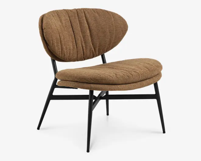 Stol uden armlæn med bred, buet ryg og sæde, begge polstret med tekstureret brunt stof og diskrete lodrette folder. Sædet og ryggen er tykt polstret for ekstra komfort. Stolen har en robust sort metalramme med fire skråtstillede ben, hvilket giver et moderne og minimalistisk udtryk.