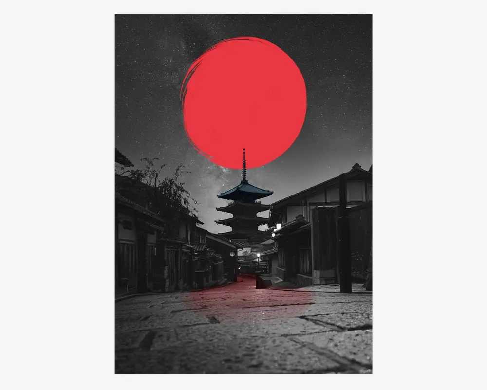 Et sort-hvidt gadebillede med traditionel japansk arkitektur, hvor en femetagers pagode er centreret i baggrunden. Himlen er fyldt med stjerner, og en stor, markant rød cirkel er placeret over pagoden, hvilket skaber en iøjnefaldende kontrast og fokuspunkt. Gaden er belagt med teksturerede sten, og stemningen er både rolig og dramatisk.