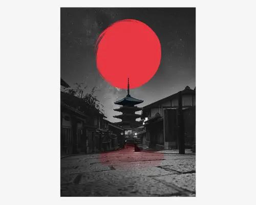 Et sort-hvidt gadebillede med traditionel japansk arkitektur, hvor en femetagers pagode er centreret i baggrunden. Himlen er fyldt med stjerner, og en stor, markant rød cirkel er placeret over pagoden, hvilket skaber en iøjnefaldende kontrast og fokuspunkt. Gaden er belagt med teksturerede sten, og stemningen er både rolig og dramatisk.
