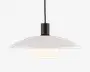 Hængelampe med en bred, lav, mat hvid skærm og en cylindrisk sort fatning øverst. Lampen har en matteret glasdiffusor under skærmen, som giver et blødt og jævnt lys. Designet er minimalistisk og moderne, velegnet til nutidige indretninger.