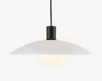 Hængelampe med en bred, lav, mat hvid skærm og en cylindrisk sort fatning øverst. Lampen har en matteret glasdiffusor under skærmen, som giver et blødt og jævnt lys. Designet er minimalistisk og moderne, velegnet til nutidige indretninger.