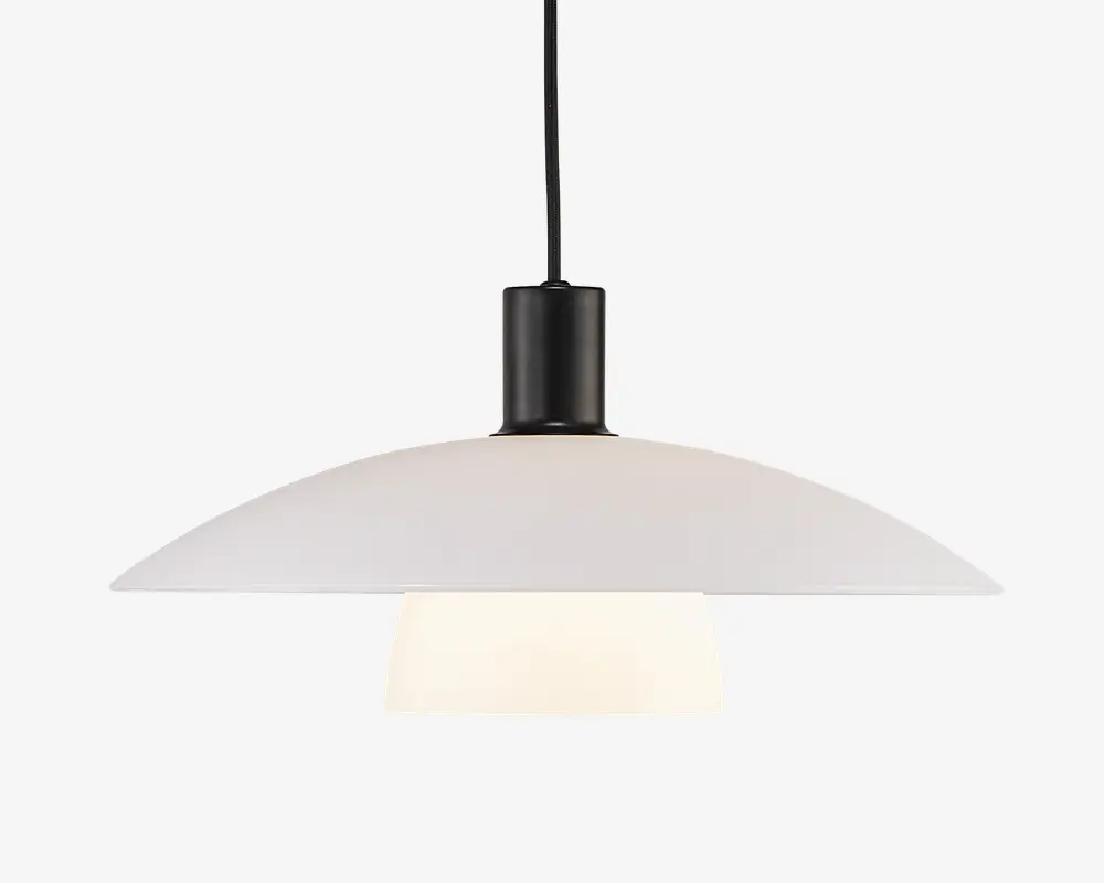 Hængelampe med en bred, lav, mat hvid skærm og en cylindrisk sort fatning øverst. Lampen har en matteret glasdiffusor under skærmen, som giver et blødt og jævnt lys. Designet er minimalistisk og moderne, velegnet til nutidige indretninger.