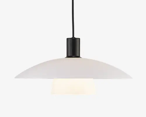 Hængelampe med en bred, lav, mat hvid skærm og en cylindrisk sort fatning øverst. Lampen har en matteret glasdiffusor under skærmen, som giver et blødt og jævnt lys. Designet er minimalistisk og moderne, velegnet til nutidige indretninger.