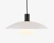 Hængelampe med en bred, lav, mat hvid skærm og en cylindrisk sort fatning øverst. Lampen har en matteret glasdiffusor under skærmen, som giver et blødt og jævnt lys. Designet er minimalistisk og moderne, velegnet til nutidige indretninger.