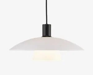 Hængelampe med en bred, lav, mat hvid skærm og en cylindrisk sort fatning øverst. Lampen har en matteret glasdiffusor under skærmen, som giver et blødt og jævnt lys. Designet er minimalistisk og moderne, velegnet til nutidige indretninger.