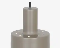 Mat taupefarvet pendellampe med cylindrisk form og et trinvist design. Lampen har en række små, runde perforeringer langs den øverste kant, som lader lyset skinne igennem. Den hænger ned fra en sort ledning, der er fastgjort til en sølvfarvet monteringsplade øverst.