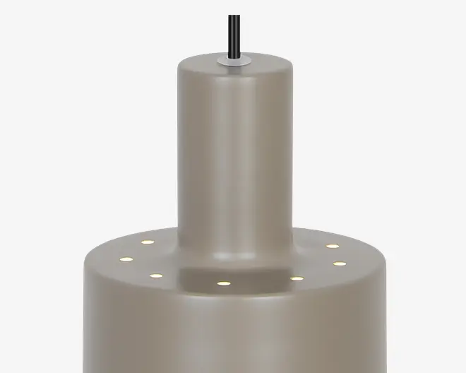 Mat taupefarvet pendellampe med cylindrisk form og et trinvist design. Lampen har en række små, runde perforeringer langs den øverste kant, som lader lyset skinne igennem. Den hænger ned fra en sort ledning, der er fastgjort til en sølvfarvet monteringsplade øverst.
