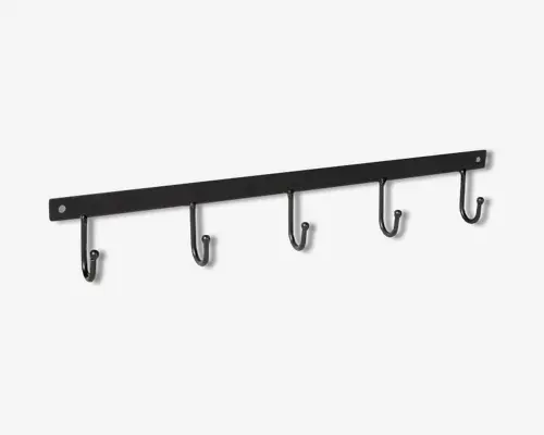 En sort vægmonteret bøjle i metal med fem jævnt fordelte, solide kroge. Krogene er fastgjort til en lige, vandret stang med et hul i hver ende til sikker montering. Designet er minimalistisk og funktionelt, velegnet til ophængning af for eksempel jakker, tasker eller køkkenredskaber.