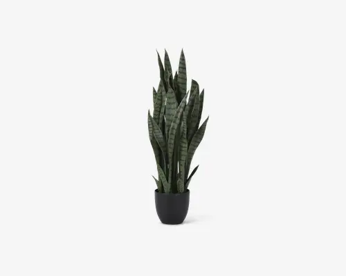 Kunstig plante med lange, oprette, mørkegrønne blade med lysegrønne, vandrette striber, tæt arrangeret i en mat sort, rund potte. Bladene har en let blank overflade og realistisk tekstur, der efterligner udseendet af en svigermors skarpe tunge. Potten er enkel og moderne og fremhæver det naturtro løv.