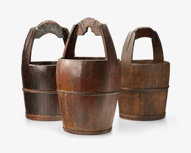 Tre rustikke trækurve med buede håndtag, vist i mørkebrune og vejrslidte trætoner med et håndlavet, vintage udtryk.