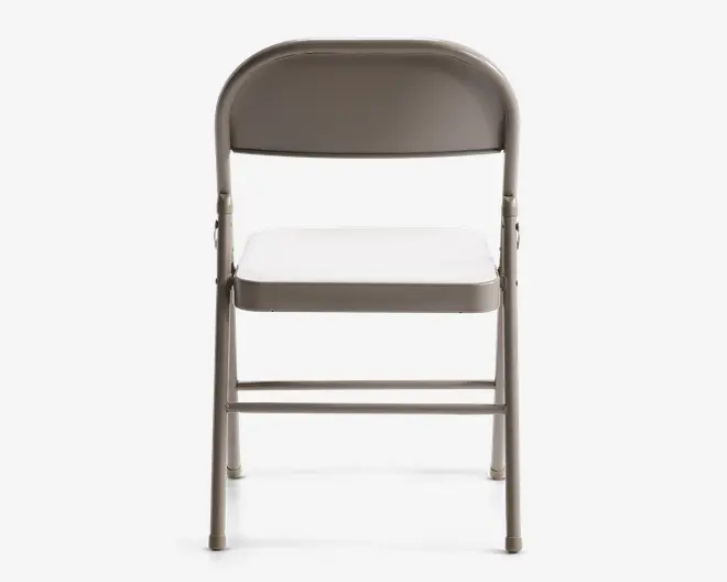 En sammenklappelig stol af metal med en lys grå ramme og let buet ryglæn. Sædet er fladt og polstret for ekstra komfort, betrukket med et matchende lyst gråt materiale. Stolen har et enkelt og funktionelt design med vandrette støttebøjler mellem benene for øget stabilitet.