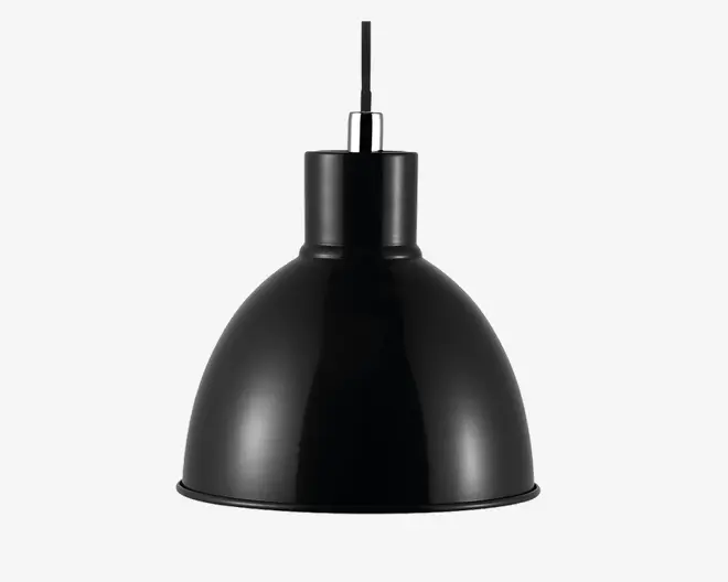 Sort, kuppelformet pendellampe med en glat, blank overflade. Lampen har en bred, rund skærm, der leder lyset nedad, samt en cylindrisk top, hvor ledningen er fastgjort. Designet er minimalistisk og moderne og passer til mange forskellige indretninger.