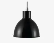 Sort, kuppelformet pendellampe med en glat, blank overflade. Lampen har en bred, rund skærm, der leder lyset nedad, samt en cylindrisk top, hvor ledningen er fastgjort. Designet er minimalistisk og moderne og passer til mange forskellige indretninger.