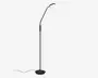 Høj, slank standerlampe med mat sort finish. Lampen har en fleksibel, justerbar svanehals, så lyset kan rettes efter behov, samt en rund og stabil fod. Lampens hoved er smalt og let buet, hvilket giver et fokuseret og klart lys. Synlig ledning med kontakt på ledningen for nem betjening.