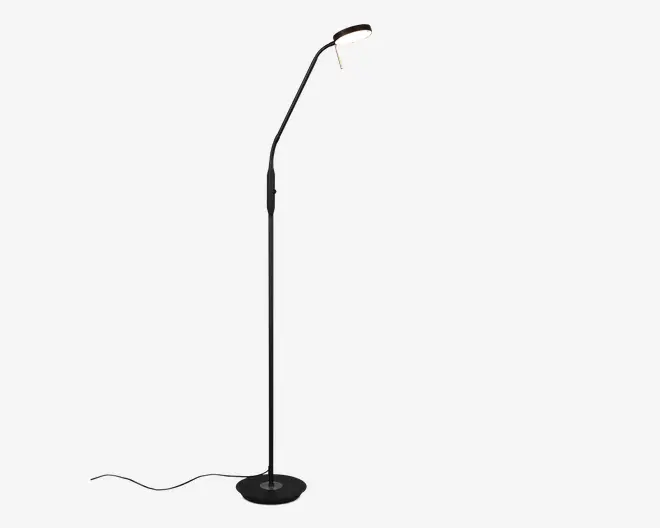 Høj, slank standerlampe med mat sort finish. Lampen har en fleksibel, justerbar svanehals, så lyset kan rettes efter behov, samt en rund og stabil fod. Lampens hoved er smalt og let buet, hvilket giver et fokuseret og klart lys. Synlig ledning med kontakt på ledningen for nem betjening.