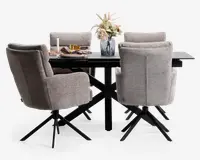 Et moderne spisesæt med et rektangulært sort bord med solidt krydsformet understel og seks polstrede stole. Stolene er betrukket med lysegråt stof, har høje rygge og sorte metalben med drejefunktion. Bordet er dækket med tallerkener, glas, et stearinlys og en dekorativ vase med blomster, hvilket skaber en indbydende og elegant spiseatmosfære.