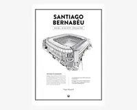 Minimalistisk sort-hvid kunsttryk med en detaljeret arkitektonisk illustration af Santiago Bernabéu-stadionet, med fed overskrift øverst. Trykket indeholder nøgleoplysninger som placering (Madrid, Spanien), åbningsdato (14. december 1947) og kapacitet (81.044 i 2023). Under illustrationen er der et afsnit med historiske højdepunkter og bemærkelsesværdige præstationer forbundet med stadionet samt citatet 'Hala Madrid'. Designet er enkelt med en tynd sort ramme og centreret layout, velegnet til indramning.