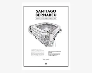 Minimalistisk sort-hvid kunsttryk med en detaljeret arkitektonisk illustration af Santiago Bernabéu-stadionet, med fed overskrift øverst. Trykket indeholder nøgleoplysninger som placering (Madrid, Spanien), åbningsdato (14. december 1947) og kapacitet (81.044 i 2023). Under illustrationen er der et afsnit med historiske højdepunkter og bemærkelsesværdige præstationer forbundet med stadionet samt citatet 'Hala Madrid'. Designet er enkelt med en tynd sort ramme og centreret layout, velegnet til indramning.