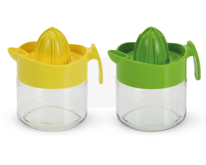 To manuelle citruspressere vises, hver med en gennemsigtig beholder i bunden og et farvet låg. Den ene har et gult låg og pressekegle, mens den anden har et grønt låg og pressekegle. Begge har et håndtag og en tud for nem udhældning samt en si, der adskiller kerner og frugtkød fra saften.