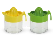 To manuelle citruspressere vises, hver med en gennemsigtig beholder i bunden og et farvet låg. Den ene har et gult låg og pressekegle, mens den anden har et grønt låg og pressekegle. Begge har et håndtag og en tud for nem udhældning samt en si, der adskiller kerner og frugtkød fra saften.