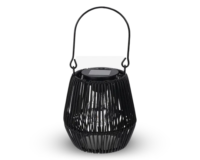 Sort lanterne med et flettet, bur-lignende design bestående af lodrette lameller og et solidt håndtag til ophængning eller transport. Toppen har et solpanel til opladning, og indvendigt er der en klar pæreformet lyskilde. Lanternen har en rund og let tilspidset form forneden.