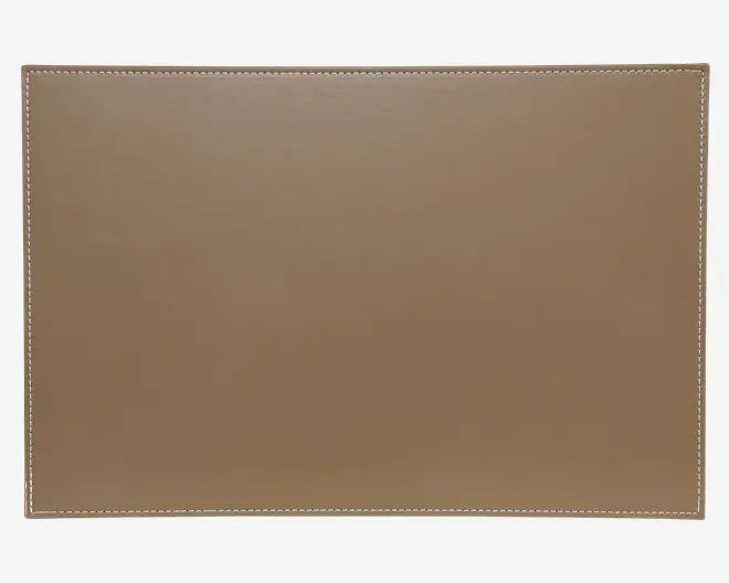 Rektangulær, lysebrun måtte med en glat, læderlignende overflade og synlige syninger langs kanterne. Overfladen er jævn og flad, velegnet til at beskytte underlaget eller give et rent arbejdsområde.