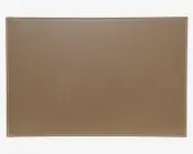Rektangulær, lysebrun måtte med en glat, læderlignende overflade og synlige syninger langs kanterne. Overfladen er jævn og flad, velegnet til at beskytte underlaget eller give et rent arbejdsområde.