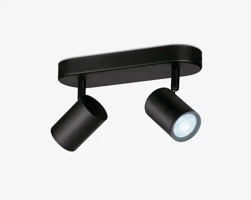 Moderne loftmonteret lampe med mat sort finish, der har to justerbare cylindriske spots fastgjort til en rektangulær base. Hver spot kan drejes og vinkles individuelt for at rette lyset, hvor det ønskes. Elegant og minimalistisk design, der passer til moderne indretning.