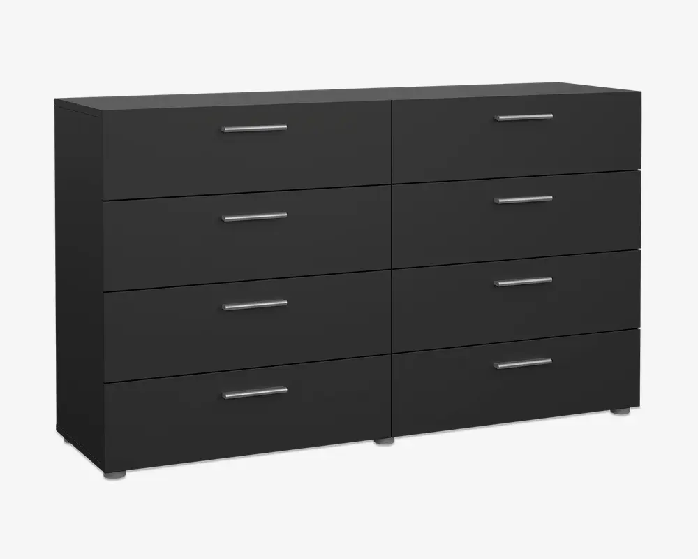 En moderne, mat sort kommode med rektangulær form, der har otte rummelige skuffer fordelt i to kolonner med fire i hver. Hver skuffe har et slankt, vandret sølvhåndtag, og kommoden står på små, runde sorte fødder. Designet er minimalistisk og funktionelt, velegnet til moderne indretning.