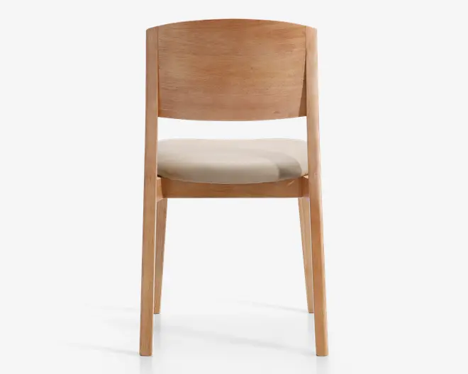 Stol med stel af lyst træ og buet, solid rygstøtte. Sædet er polstret og betrukket med et lyst beige stof. Benene er lige og let tilspidsede, hvilket giver et moderne og minimalistisk udtryk.