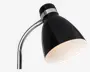 Nærbillede af en moderne lampe med en blank, sort konisk skærm og en fleksibel, sølvfarvet svanehals. Lampeskærmens inderside er hvid, hvilket giver et klart og fokuseret lys. Lampen har et stilrent, moderne design med en metallisk accentring øverst på skærmen.