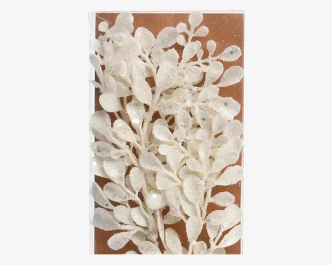 En dekorativ gren med flere hvide blade dækket af glimmer. Bladene har et frostet, glitrende udseende, som giver et festligt og elegant look. Grenene er arrangeret i et naturligt, forgrenet mønster, velegnet til jule- eller festdekoration.