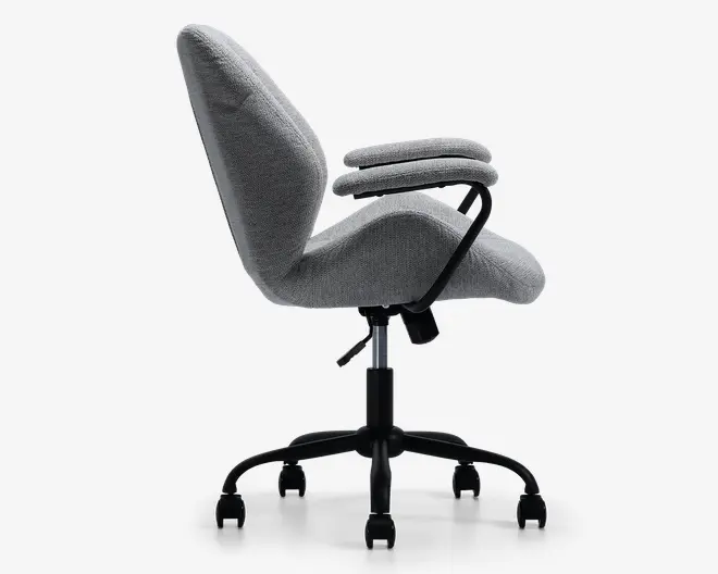 Sideview af en moderne kontorstol med lysegråt stofbetræk. Stolen har en ergonomisk formet ryg og sæde, polstrede armlæn samt en sort metalbase med fem hjul for nem bevægelse. Højdejusteringshåndtaget er synligt under sædet.