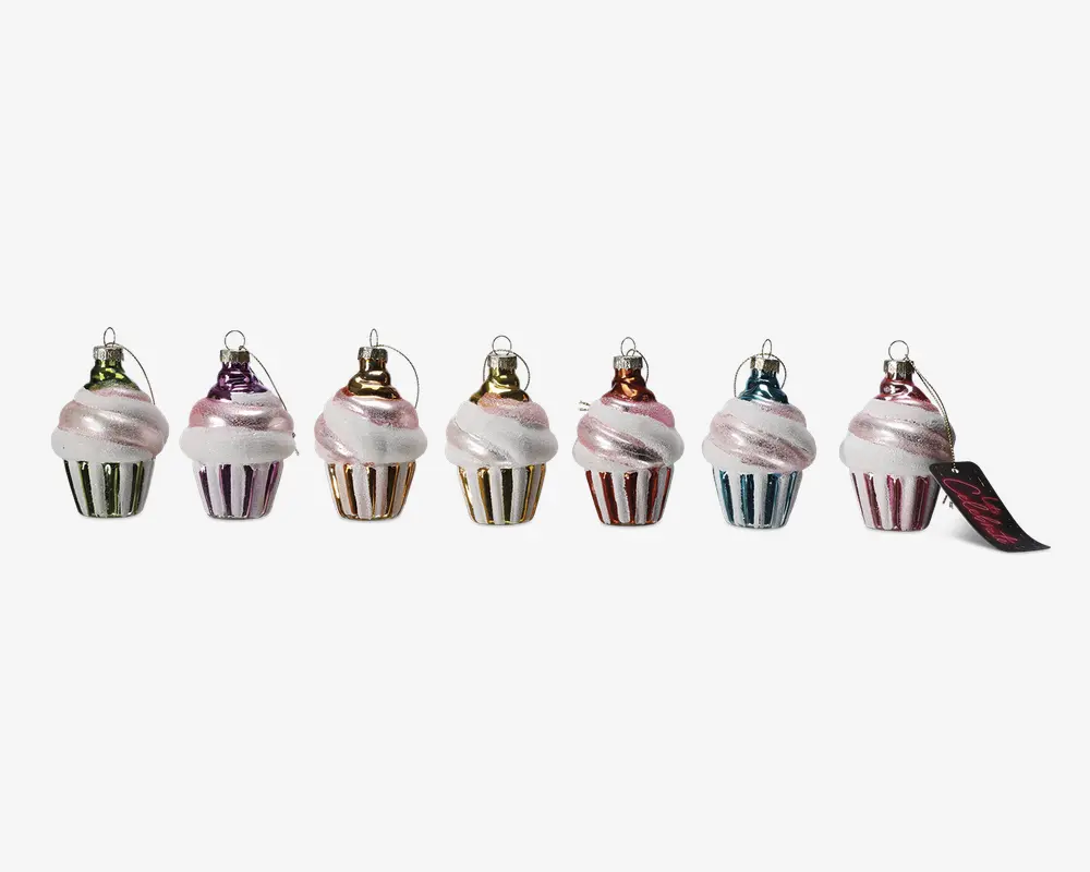 Sæt med seks ornamenter formet som cupcakes, hver med en metallisk bund i forskellige farver (grøn, lilla, guld, sølv, rød, blå) og toppet med en hvid, frosting-lignende dekoration. Hvert ornament har en lille løkke øverst til ophængning, og bundene har lodrette striber. Ornamenterne har en blank finish og et festligt udseende.