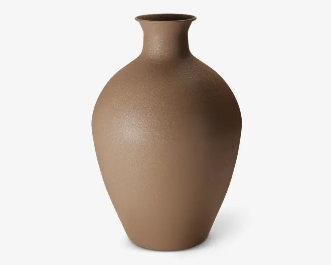 Høj vase med mat finish, glat og rund krop samt en smal hals, der udvider sig let ved kanten. Vasen er ensfarvet i en jordbrun nuance og har et minimalistisk design uden synlige mønstre eller dekorationer.