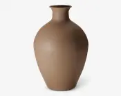 Høj vase med mat finish, glat og rund krop samt en smal hals, der udvider sig let ved kanten. Vasen er ensfarvet i en jordbrun nuance og har et minimalistisk design uden synlige mønstre eller dekorationer.