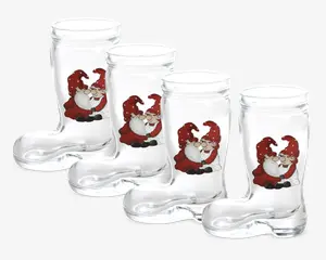 Sæt med fire klare glas formet som støvler, hver med en festlig illustration af en smilende julemand med rød hue og frakke, hvidt skæg og sorte støvler. Julemandsmotivet er trykt på siden af hvert glas og giver et sjovt og julet præg.