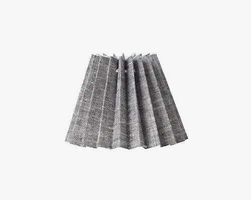 Et plisseret, kegleformet filter lavet af et fint, netlignende materiale. Filteret har et struktureret, harmonika-lignende design med jævnt fordelte folder, hvilket giver en stor overflade til filtrering. Materialet fremstår gråt og tekstureret, sandsynligvis designet til effektiv luft- eller væskefiltrering.