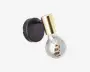 Væghængt lampe med rund sort base og cylindrisk fatning i guld. Den synlige pære har en spiralformet glødetråd, hvilket giver et moderne og industrielt udtryk.