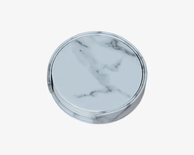 Rund genstand med en glat, blank overflade og et hvidt og lysegråt marmormønster. Kanterne er let hævede, og designet er minimalistisk og moderne. Marmoreffekten giver et sofistikeret udseende.