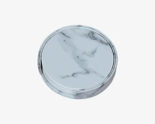 Rund genstand med en glat, blank overflade og et hvidt og lysegråt marmormønster. Kanterne er let hævede, og designet er minimalistisk og moderne. Marmoreffekten giver et sofistikeret udseende.