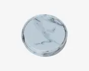 Rund genstand med en glat, blank overflade og et hvidt og lysegråt marmormønster. Kanterne er let hævede, og designet er minimalistisk og moderne. Marmoreffekten giver et sofistikeret udseende.