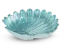 En dekorativ skål lavet af gennemsigtigt turkis glas, formet som et stort blad eller en musling med teksturerede riller og bølgede kanter. Overfladen har en blank finish, og designet har fine detaljer, der efterligner naturlige mønstre, hvilket giver et elegant og kunstnerisk udtryk.