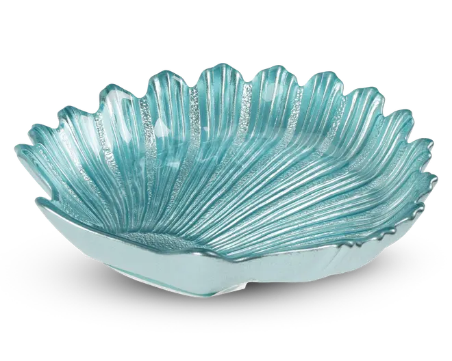 En dekorativ skål lavet af gennemsigtigt turkis glas, formet som et stort blad eller en musling med teksturerede riller og bølgede kanter. Overfladen har en blank finish, og designet har fine detaljer, der efterligner naturlige mønstre, hvilket giver et elegant og kunstnerisk udtryk.