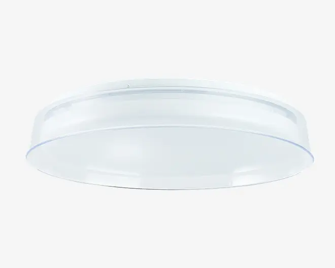 Et rundt, loftmonteret lampearmatur med en glat, hvid, opal dækskærm og en diskret klar kant rundt om kanten. Designet er minimalistisk og moderne, hvilket giver jævn lysfordeling og passer diskret ind i de fleste loftsflader.