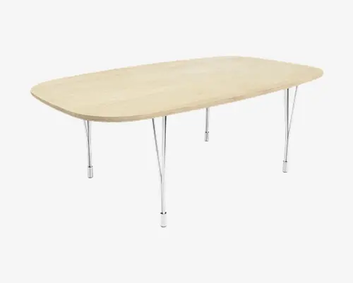Rektangulært bord med afrundede hjørner, lyst træbordplade og slanke, skrå metalben i kromfinish. Designet er minimalistisk og moderne med en glat overflade og rene linjer, velegnet til spise- eller arbejdsbrug.
