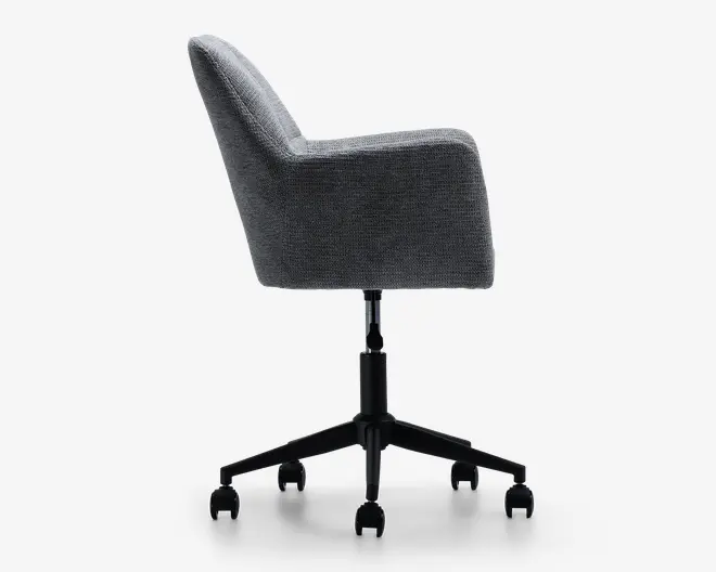 Sideview af en moderne kontorstol med gråt tekstureret stofbetræk. Stolen har høj ryg og armlæn, som er integreret i sædets design og giver en firkantet og støttende form. Den står på en sort metalbase med fem ben, hver med hjul for nem bevægelse. Sædehøjden kan justeres med en central løftemekanisme.