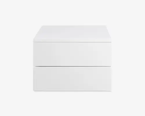 Et moderne, minimalistisk hvidt skab med to rummelige skuffer. Overfladen er glat og plan uden synlige greb, hvilket giver et rent og stilrent udtryk. Kanterne er lige, og det samlede design er firkantet og kompakt, velegnet til moderne indretning.