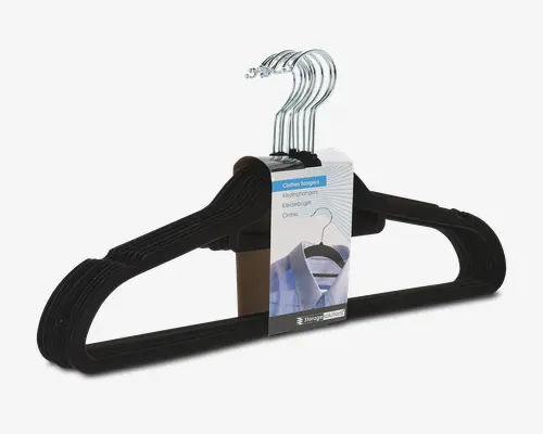 Sæt med slanke, sorte bøjler med velouroverflade, der forhindrer tøjet i at glide af. Bøjlerne har kromfarvede metalkroge og en form, der hjælper med at bevare tøjets pasform. Der er hak i skuldrene til stropper. Pakken holdes samlet af et papirmærkat med produktinformation og et billede af en skjorte på en bøjle.
